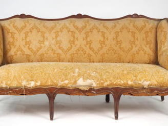 Vente aux enchères Canapé à oreilles XVIIIème en noyer mouluré, garniture de tissu à déco