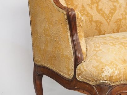Canapé à oreilles XVIIIème en noyer mouluré, garniture de tissu à déco