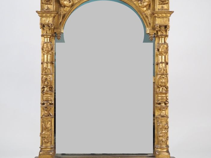 Miroir XIXème de style Louis XIV en bois et stuc doré, à décor de colo