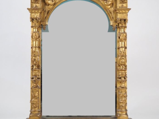 Vente aux enchères Miroir XIXème de style Louis XIV en bois et stuc doré, à décor de colo