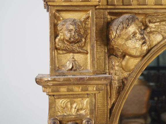 Miroir XIXème de style Louis XIV en bois et stuc doré, à décor de colo