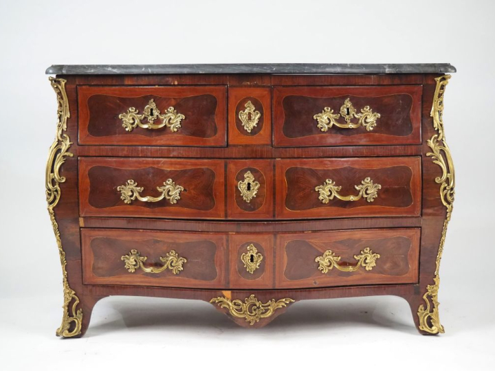 Jean Michel TAIRRAZ.  Commode Tombeau Louis XV en marqueterie, dessus 