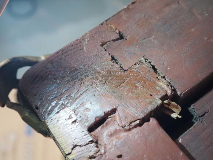 Jean Michel TAIRRAZ.  Commode Tombeau Louis XV en marqueterie, dessus 