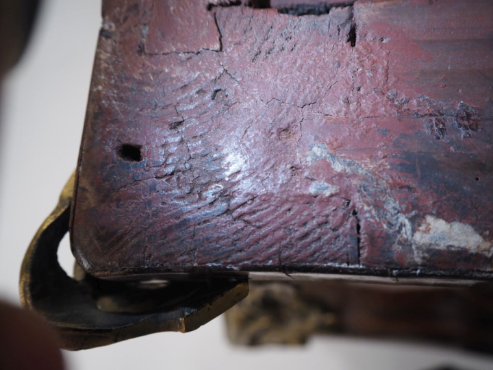 Jean Michel TAIRRAZ.  Commode Tombeau Louis XV en marqueterie, dessus 