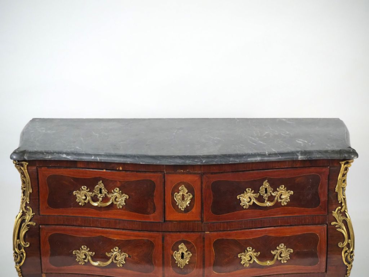 Jean Michel TAIRRAZ.  Commode Tombeau Louis XV en marqueterie, dessus 