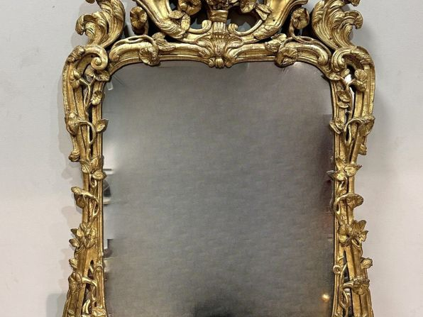 Miroir à parecloses Louis XV en bois et stuc doré, à décor de palmes e