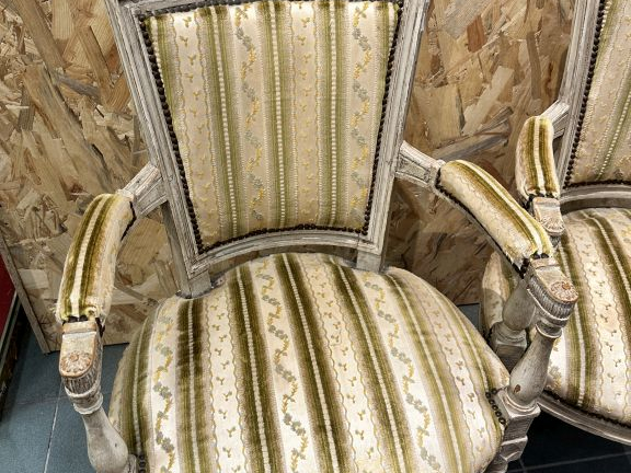 Paire de fauteuils cabriolet Directoire en bois mouluré, sculpté et la