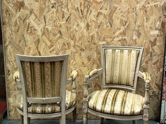 Paire de fauteuils cabriolet Directoire en bois mouluré, sculpté et la