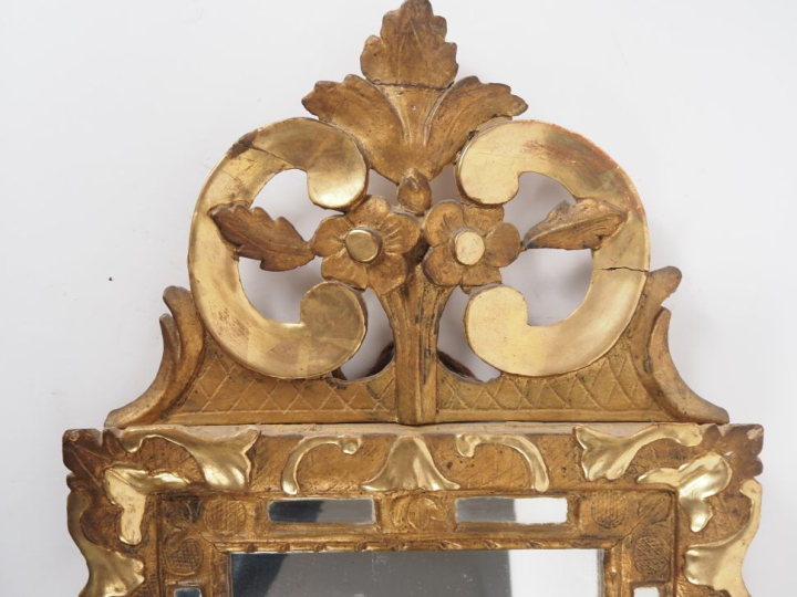 Miroir à parecloses fin XIXème - début XXème en bois et stuc doré à dé