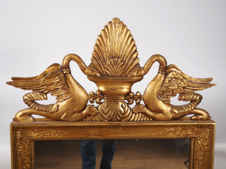 Miroir Napoléon III de style Empire, en bois et stuc doré, à décor de 
