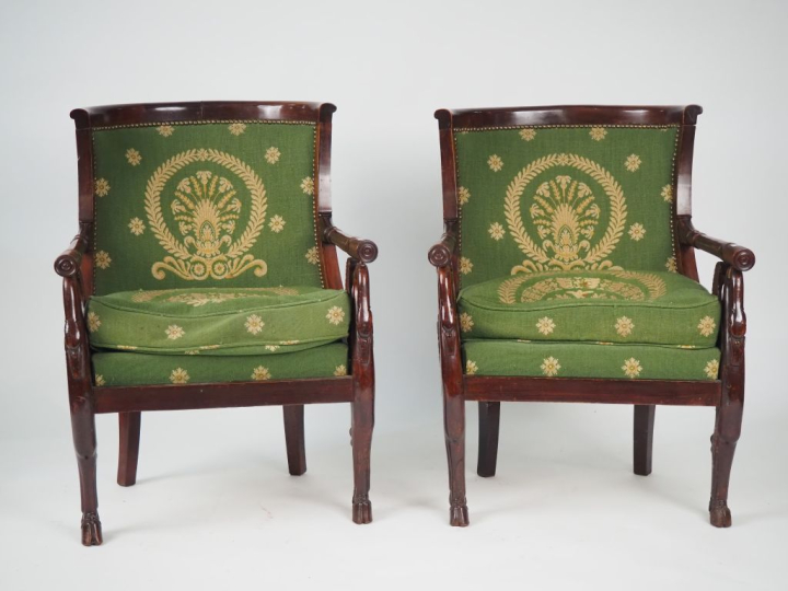 Paire de fauteuils gondole Empire, en acajou et placage d'acajou, doss