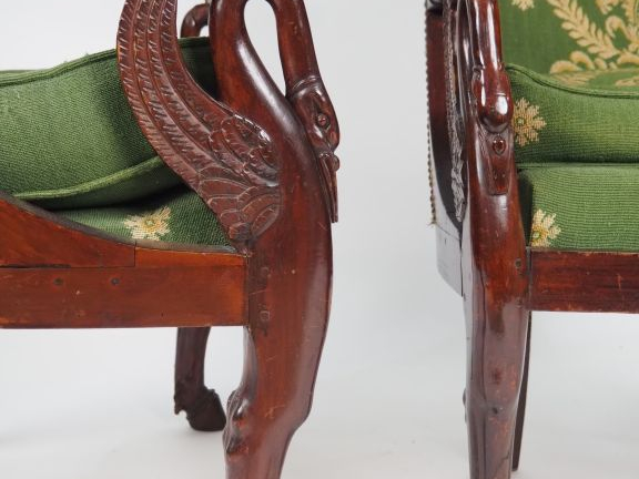 Paire de fauteuils gondole Empire, en acajou et placage d'acajou, doss