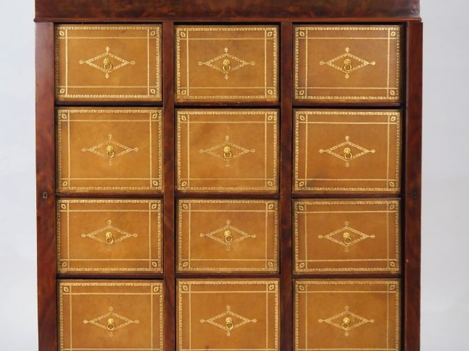 Grand cartonnier début XIXème en acajou et placage d'acajou, ouvrant à