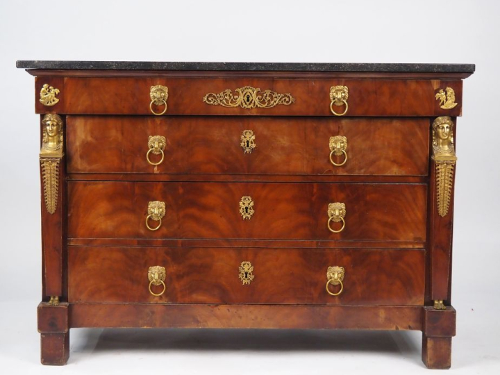 Commode Empire en acajou et placage d'acajou, dessus marbre ouvrant à 