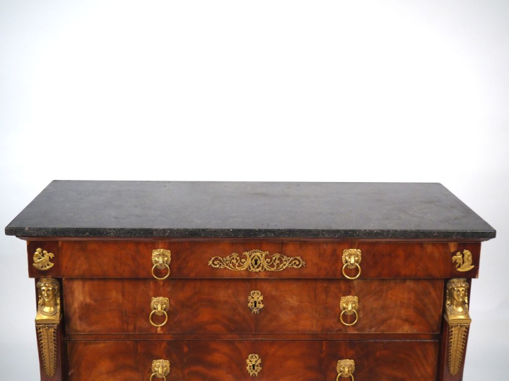 Commode Empire en acajou et placage d'acajou, dessus marbre ouvrant à 