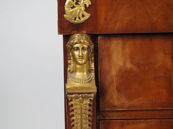 Commode Empire en acajou et placage d'acajou, dessus marbre ouvrant à 