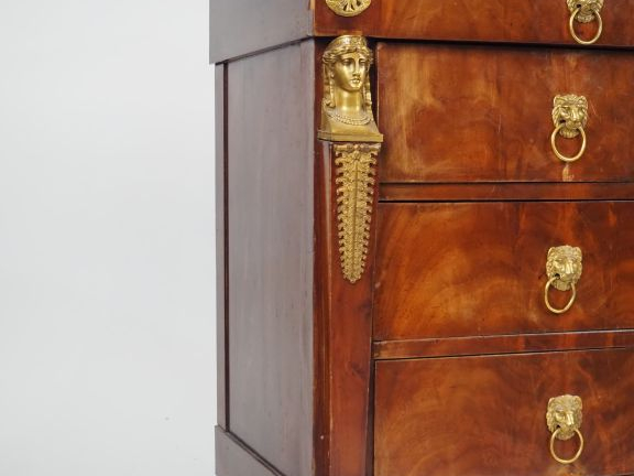 Commode Empire en acajou et placage d'acajou, dessus marbre ouvrant à 