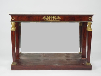 Vente aux enchères Console début XIXème en acajou et placage d'acajou flammé, dessus marb