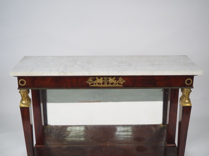 Console début XIXème en acajou et placage d'acajou flammé, dessus marb