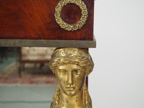 Console début XIXème en acajou et placage d'acajou flammé, dessus marb