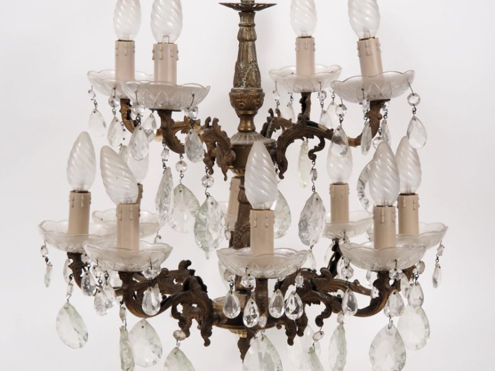 Lustre à pampilles en bronze et laiton, éclairant à 12 lumières.  H. 4
