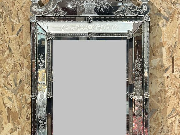 Miroir en verre de Venise à décor moulé et gravé de fleurs et de palme