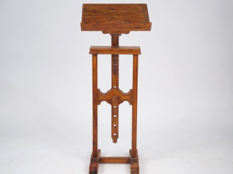 Vente aux enchères Lutrin XIXème en bois naturel mouluré, réglable. H. de la base : 87 cm