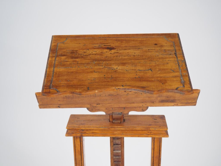 Lutrin XIXème en bois naturel mouluré, réglable. H. de la base : 87 cm