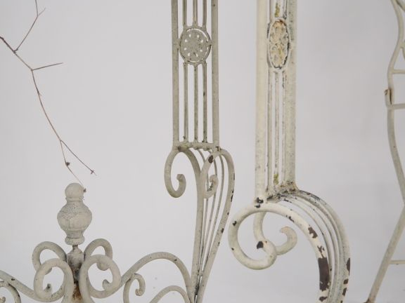 Ensemble de mobilier de jardin en fer forgé à décor ajouré de fleurs e