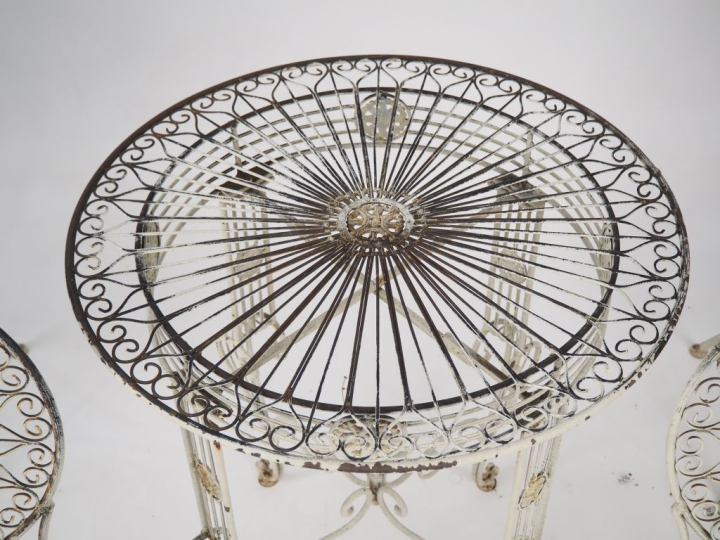 Ensemble de mobilier de jardin en fer forgé à décor ajouré de fleurs e