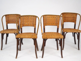 Vente aux enchères 4 chaises bistrot en bois, assise et garniture en rotin et composition