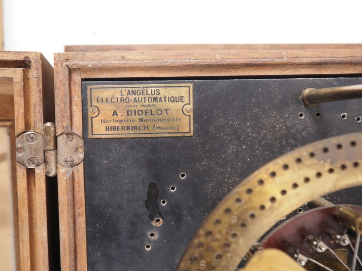 A. DIDELOT à Biberkirch. Horloge "l'angelus electro-automatique" dans 