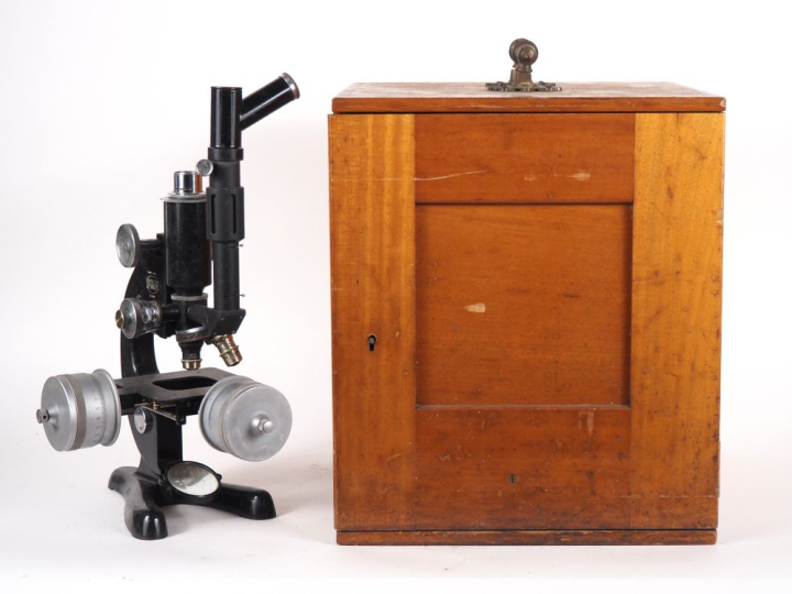 BECK LONDON. Microscope dans son coffret en bois avec ses accessoires.