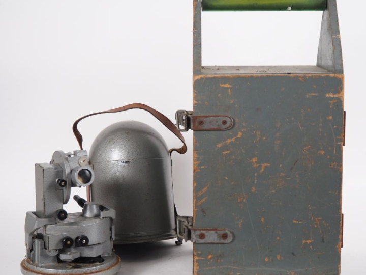 SLOM Paris. Théodolite dans son étui et dans son coffret. H. 30 cm.