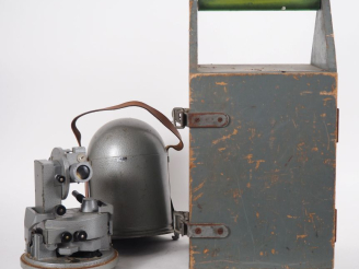 Vente aux enchères SLOM Paris. Théodolite dans son étui et dans son coffret. H. 30 cm.