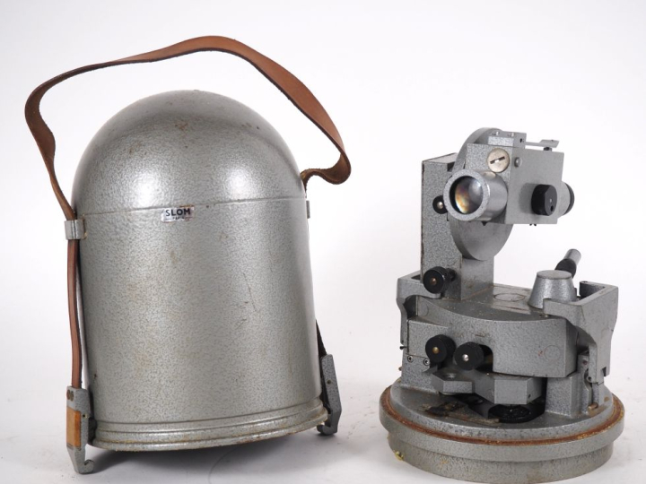 SLOM Paris. Théodolite dans son étui et dans son coffret. H. 30 cm.