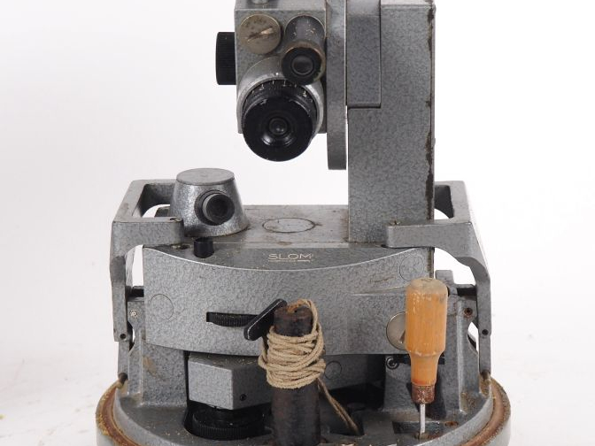 SLOM Paris. Théodolite dans son étui et dans son coffret. H. 30 cm.