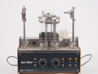 Vente aux enchères NEW BRUNSWICK SCIENTIFIC Inc. Instrument Multigen. Dim. 35 x 41 x 27 c