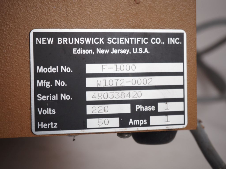 NEW BRUNSWICK SCIENTIFIC Inc. Instrument Multigen. Dim. 35 x 41 x 27 c