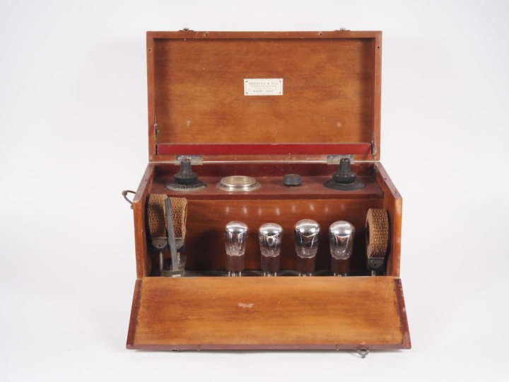 SEAILLES et Fils. Téléphone sans fil dans son coffret en bois. Signé. 
