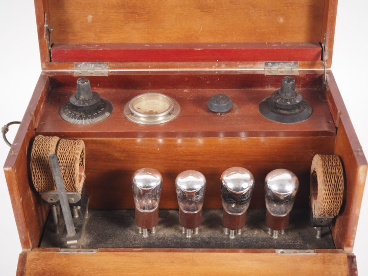 SEAILLES et Fils. Téléphone sans fil dans son coffret en bois. Signé. 