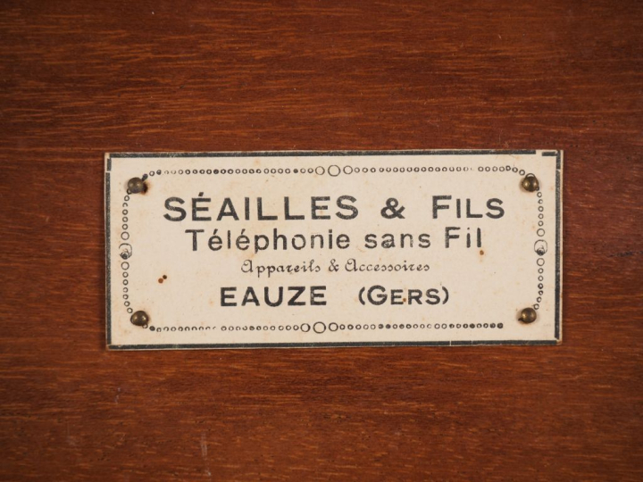 SEAILLES et Fils. Téléphone sans fil dans son coffret en bois. Signé. 
