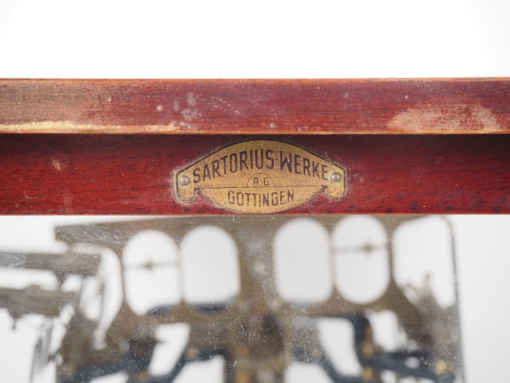 SARTORIUS WERKE à GOTTINGEN. Balance de précision dans son coffret. Di
