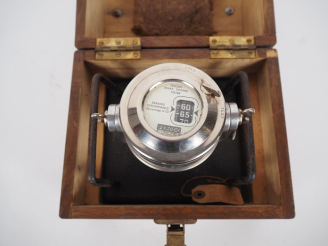 Vente aux enchères FERODO. "Brake testing meter" dans son coffret. Signé. Dim. 19,5 x 22,