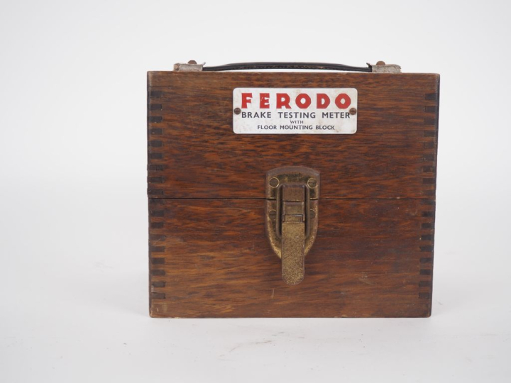 FERODO. "Brake testing meter" dans son coffret. Signé. Dim. 19,5 x 22,