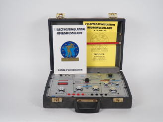 Vente aux enchères Valise contenant un appareil d'electrostimulation neuromusculaire. Dim