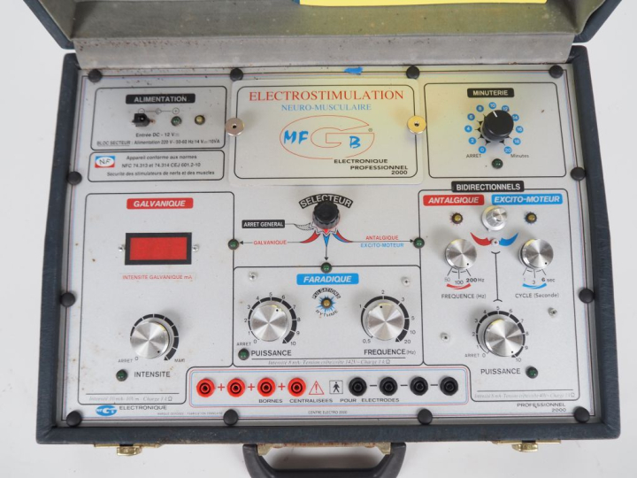 Valise contenant un appareil d'electrostimulation neuromusculaire. Dim