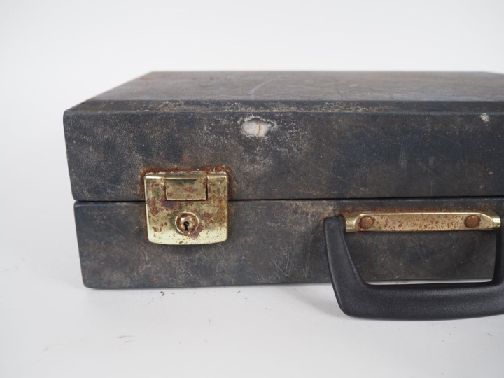 Valise contenant un appareil d'electrostimulation neuromusculaire. Dim