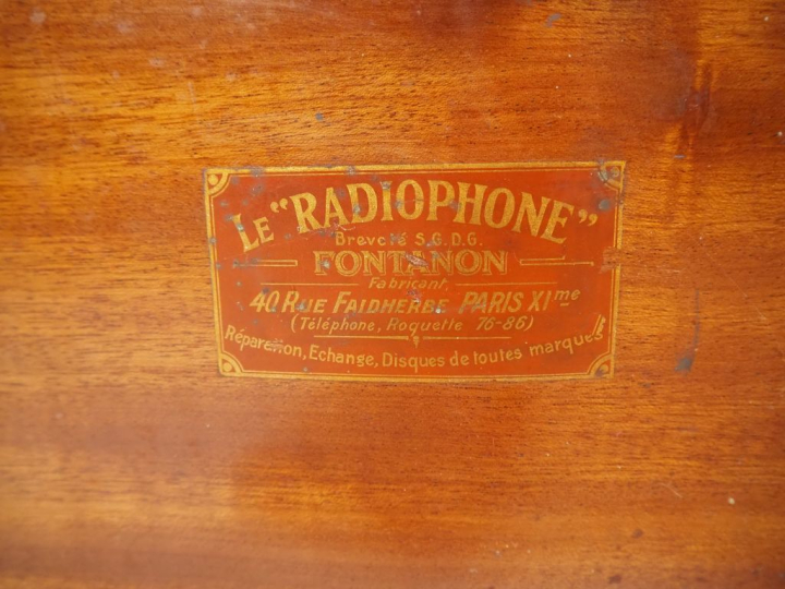 FONTANON.  Spectaculaire radiophone avec son pavillon. H. totale avec 