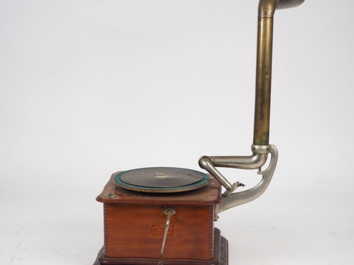 FONTANON.  Spectaculaire radiophone avec son pavillon. H. totale avec 